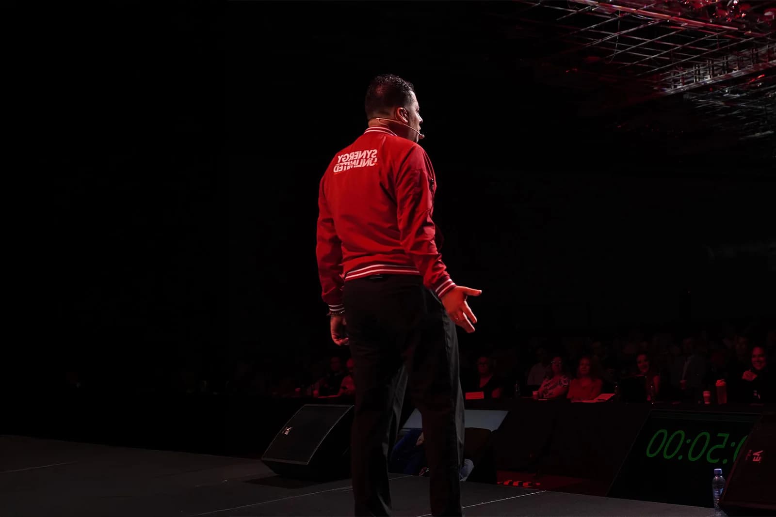 Jorge Serratos en el escenario de Synergy Unlimited